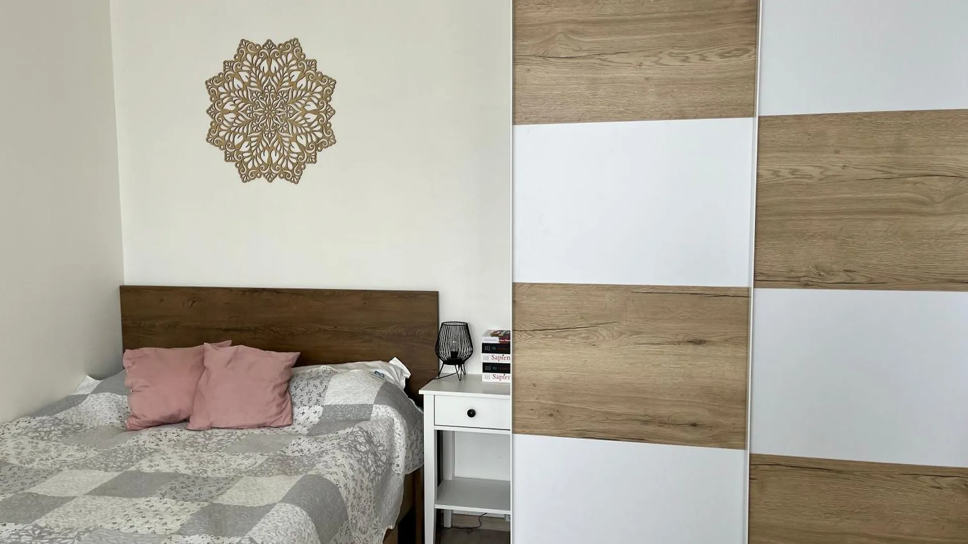 Sunny Minimalistic Flat Near Metro Opatov Διαμέρισμα Πράγα